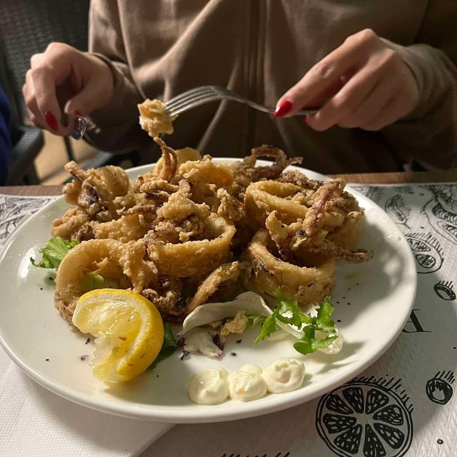 Calamares en plato decorado